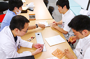 当医局では5年次の臨床教育実習、6年時の選択実習などで学生教育にも力を入れております。
